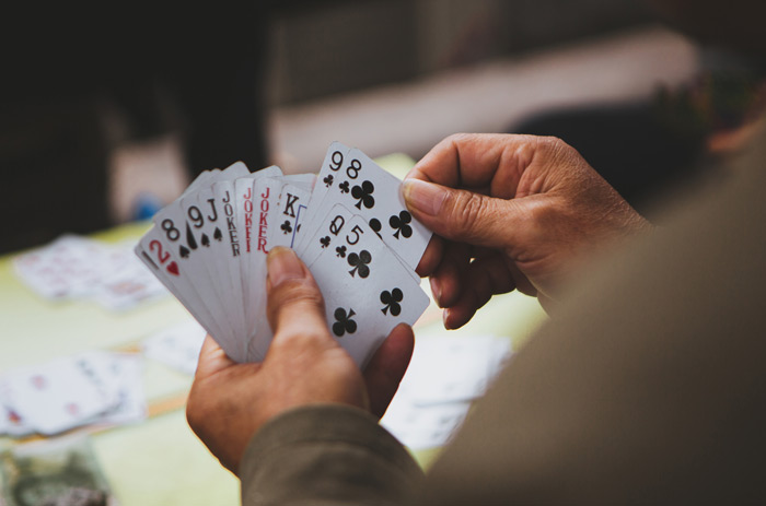 Person håller korthand i kortspel