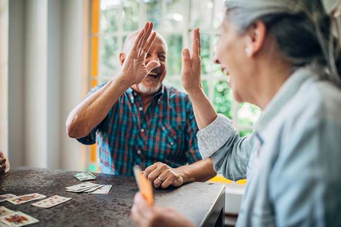 En kvinna ser mystisk ut med sin kortlek.
