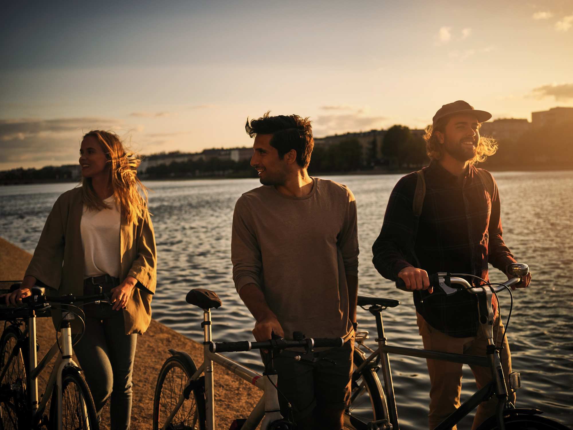 Personer vid havet sitter på en strand